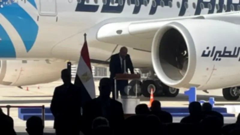 وزير الطيران: مطار القاهرة يحقق رقماً قياسياً باستقبال 111.200 راكب ويستقبل طائرة إيرباص A350-900
