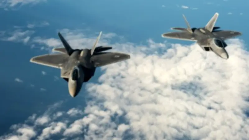 مغادرة 12 مقاتلة أمريكية إف 22 نحو الشرق الأوسط وسط تصاعد التوترات الإقليمية