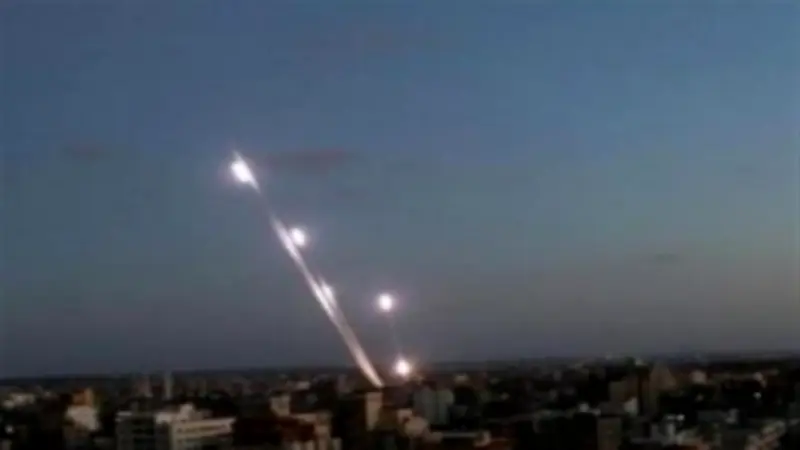 إيران تطلق 125 صاروخاً نحو إسرائيل.. 35 صاروخاً تخترق المجال الجوي