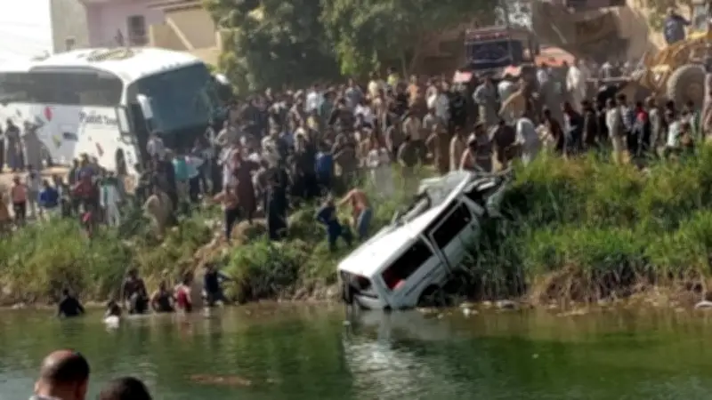 مصرع سائق وإصابة 13 وفقدان 4 في انقلاب ميكروباص بترعة أصفون بالأقصر