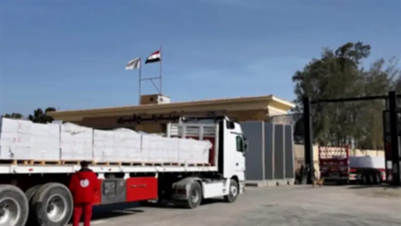 الهلال الأحمر المصري يدفع بقافلة «زاد العزة» الـ146 حاملة 5600 طن مساعدات شتوية لغزة