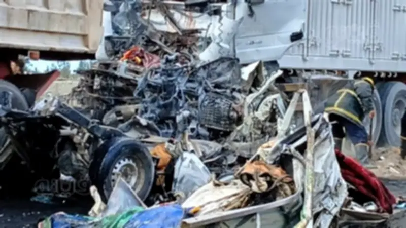 مأساة في بورسعيد.. مصرع 18 وإصابة 12 في حادث تصادم مروع على محور 30 يونيو