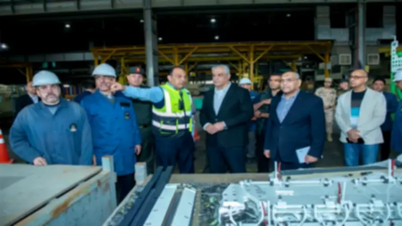 وزير الإنتاج الحربي يجري جولات مفاجئة في مصنعي 200 و100 لمتابعة إنتاج المدرعات والهاوتزر