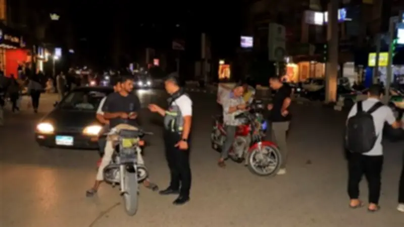 حملة مرورية مكثفة بالجيزة: مصادرة 250 توك توك ورفع 22 سيارة مخالفة