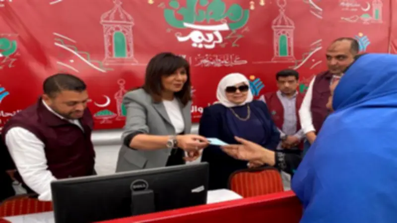 نبيلة مكرم تشارك في تعبئة 350 ألف شنطة رمضانية بمؤسسة أبو العينين في مشهد خيري مبكر