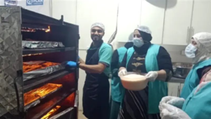 قومي المرأة بسوهاج يواصل مبادرته الرمضانية بتوزيع 380 وجبة إفطار في قرية سلامون