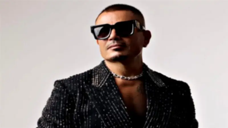 عمرو دياب يحقق رقمًا قياسيًا تاريخيًا بـ50 أسبوعًا في صدارة بيلبورد عربية 100 فنان