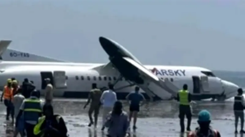 العناية الإلهية تنقذ 50 راكبًا من الموت في حادث تحطم طائرة صومالية مروع