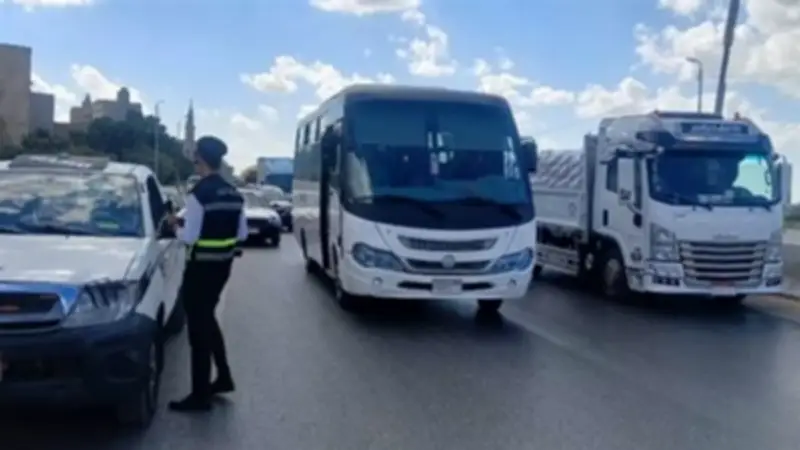 المرور يحرر 758 مخالفة لعدم تركيب الملصق الإلكتروني ويرفع 43 مركبة متروكة خلال 24 ساعة