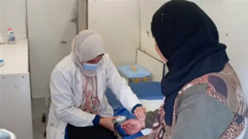 قافلة صحة قنا تفحص 792 مواطنًا بقرية الرئيسية في نجع حمادي