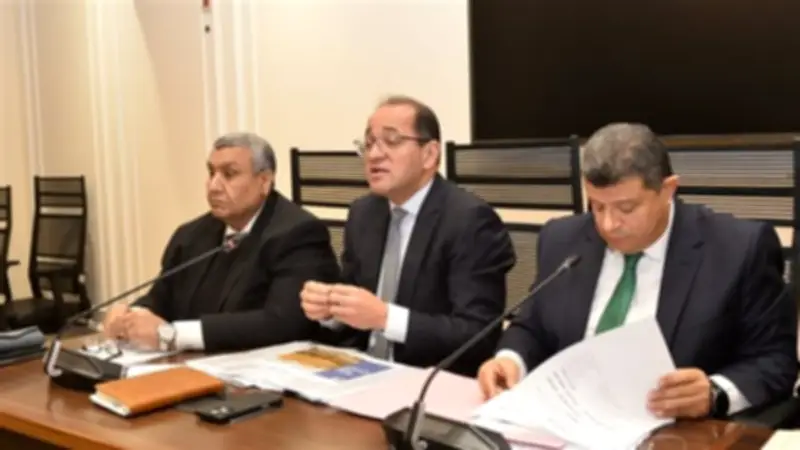 وفاة الإذاعي الكبير فهمي عمر عن 98 عامًا: نهاية عصر في الإعلام المصري