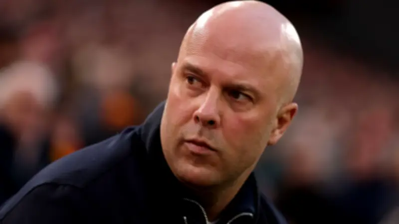 آرني سلوت: أخشى على ليفربول من كارثة عدم التأهل لدوري الأبطال