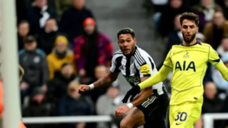 نيوكاسل يتقدم على توتنهام بهدف في الشوط الأول من الدوري الإنجليزي