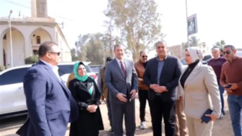 محافظ دمياط يتفقد موقع موقف سيارات الأجرة الجديد بمدينة السرو لتنظيم النقل