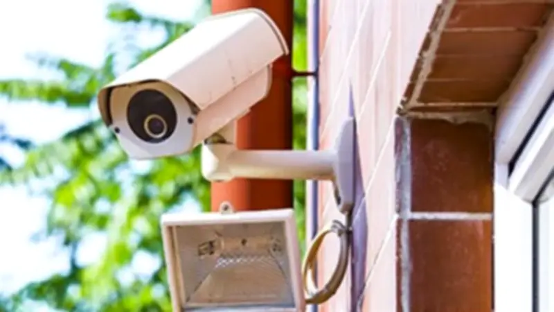 أمن الجيزة يحجز كاميرات كمبوند شهير للتحقيق في اعتداء والد مخرج على طبيبة