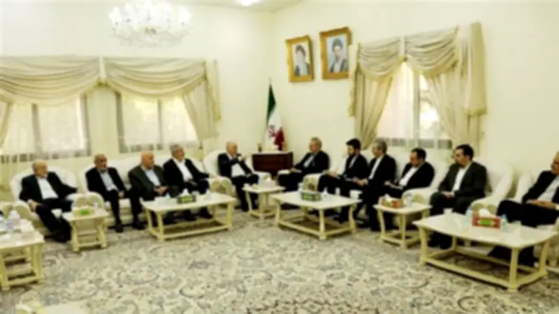 وفد قيادي من حماس يلتقي أمين الأمن القومي الإيراني لاريجاني في الدوحة