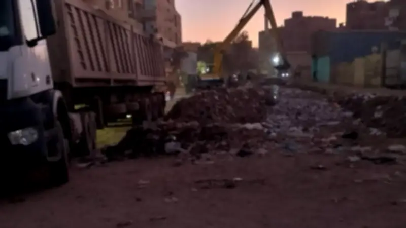 محافظة الجيزة تواصل حملة تطهير مصرف أبو عوض بالهرم لتحسين البيئة والحفاظ على الصحة العامة