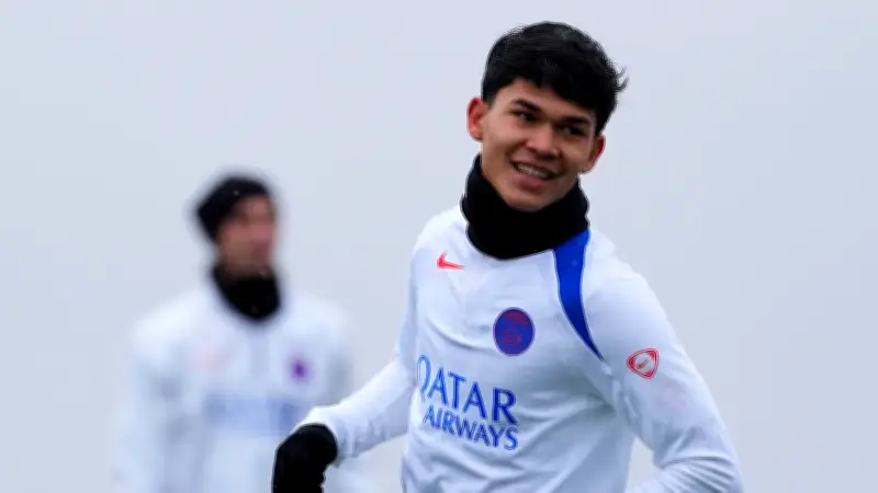 قصة معكوسة.. برشلونة يطارد موهبة باريس سان جيرمان الشابة إيمانويل مبيمبا