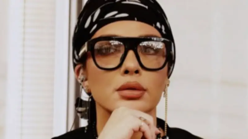 أصالة نصري تخطف الأنظار بإطلالة تربون جريئة في بروفات حفل موسم الرياض