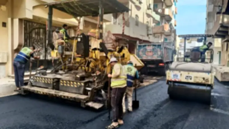 استمرار أعمال رصف الطرق في منطقة الأهالي بمدينة سفاجا ضمن خطة تطوير البنية التحتية