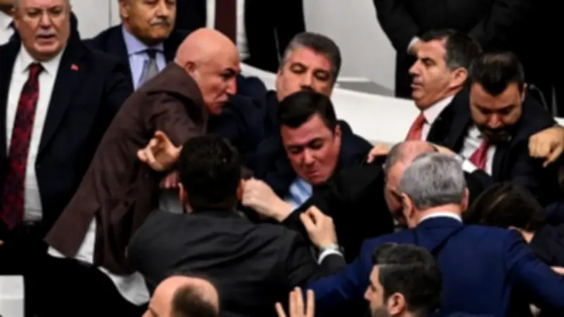 اشتباكات بالأيدي داخل البرلمان التركي تعطل أداء اليمين الدستوري لوزير العدل الجديد