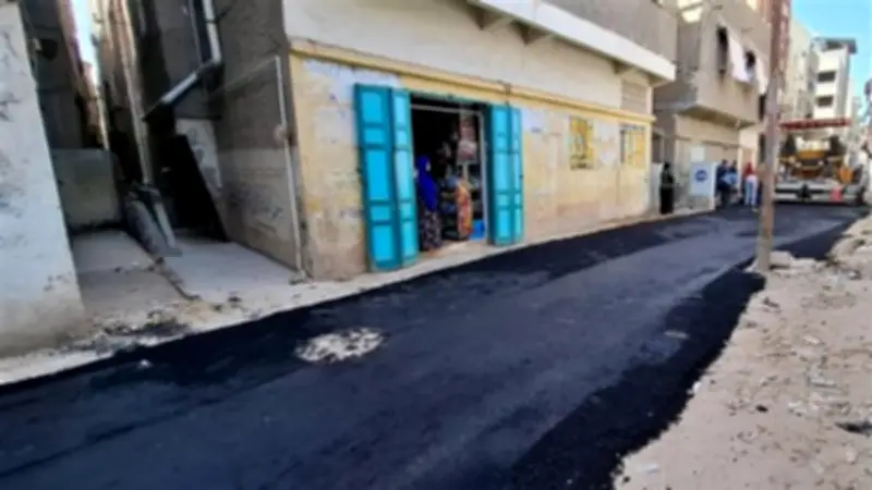 محافظ دمياط يتفقد أعمال رصف وتطوير شوارع عزبة البرج لتحسين البنية التحتية