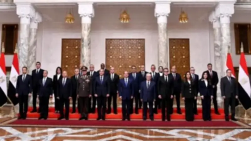 توزيع كتيب توثيقي على الوزراء في أول اجتماع للحكومة بعد التعديل الوزاري الجديد