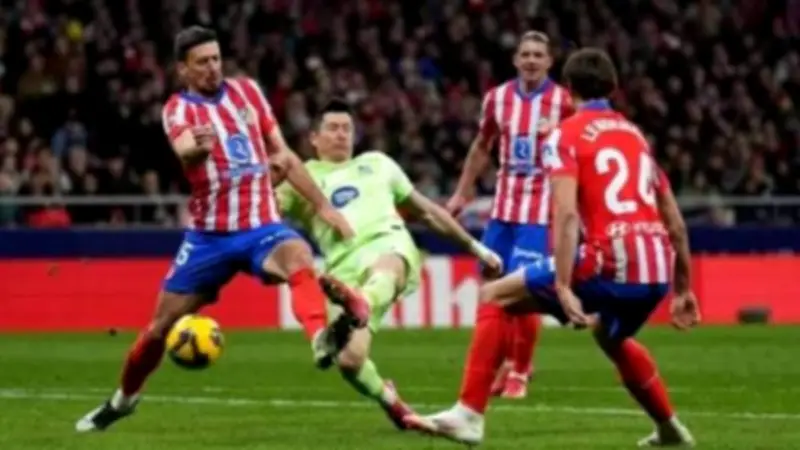 مدحت شلبي يعلق على قمة برشلونة وأتلتيكو مدريد في كأس ملك إسبانيا