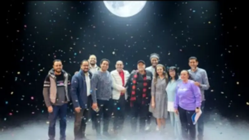 رضا إدريس يزور أبطال مسرحية «لعب ولعب» على مسرح عبد المنعم مدبولي في أجواء حماسية