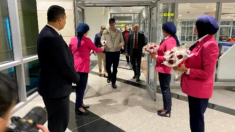 الأهلي يستقبل بعثة الجيش الملكي المغربي بالورود استعدادًا لمواجهة تاريخية في دوري الأبطال