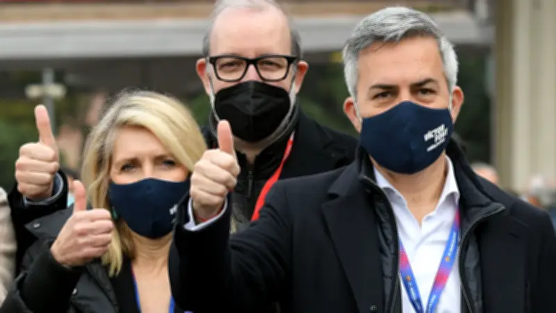 فونت يهاجم ديكو بشدة: تعاقدات برشلونة كارثية وتسببت في خسائر فادحة