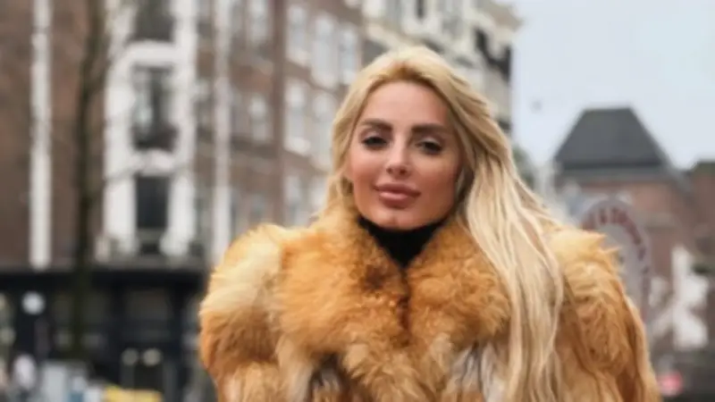 مي حلمي تثير الإعجاب بإطلالة أنيقة خلال جولتها في قنوات أمستردام التاريخية