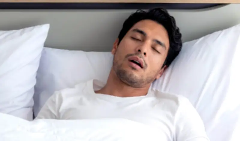 كيف تحمي نفسك من مخاطر انقطاع التنفس النومي؟ نصائح طبية هامة
