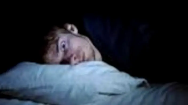 السهر يهدد المناعة ويضعف العضلات.. استشاري أمراض النوم تحذر من مخاطر قلة النوم