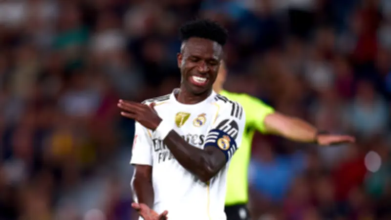 بين الدهشة والشماتة.. وجه فينيسيوس يفضح فرحته بسقوط برشلونة المدوي