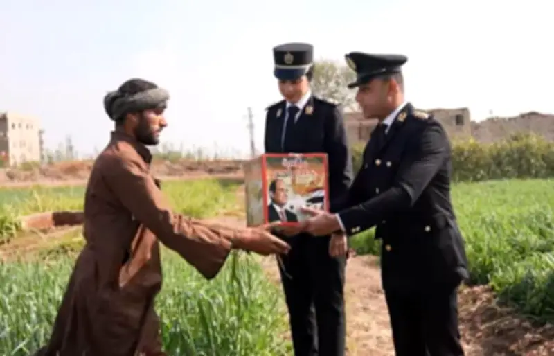 وزارة الداخلية توزع مساعدات عينية على قاطني المناطق الأولى بالرعاية بمناسبة رمضان