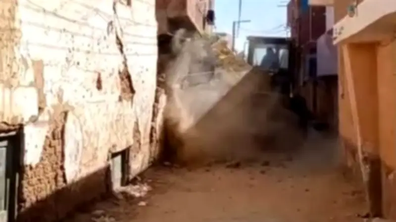 الوادي الجديد يزيل منزلاً متهالكاً في واحة الخارجة لحماية المواطنين من خطر الانهيار