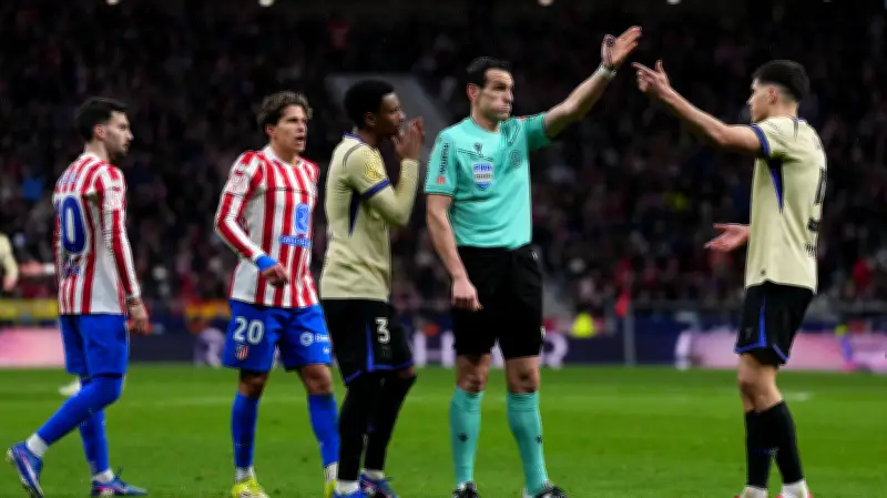 برشلونة يقرر التصعيد رسميًا ضد حكم مباراة أتلتيكو مدريد في كأس الملك