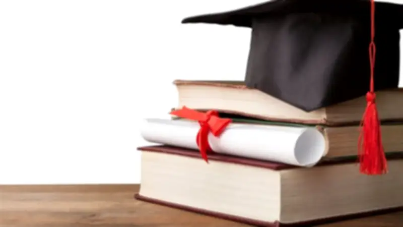 برلمانية من حزب العدل تثير أزمة تعيين حملة الماجستير والدكتوراه في الجهاز الإداري