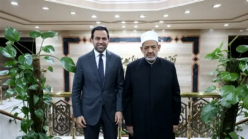 شيخ الأزهر يهنئ المستشار محمد عبد السلام بوسام الصداقة من كازاخستان