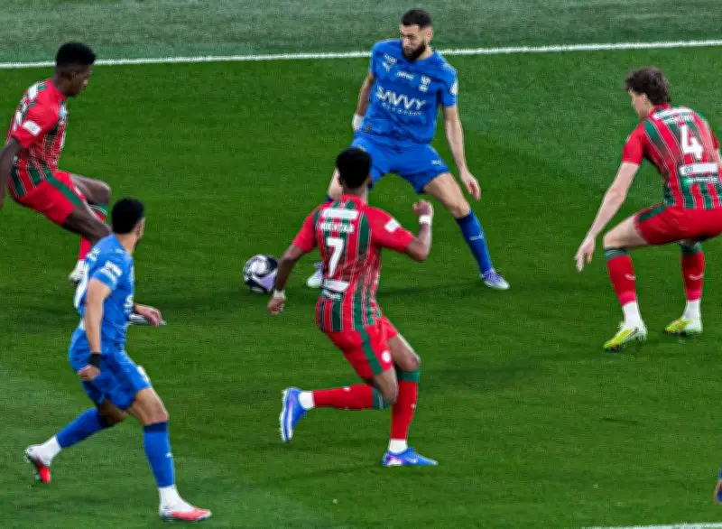 ثنائية كنو والدوسري تقود الهلال للفوز على الاتفاق وتعزيز الصدارة السعودية