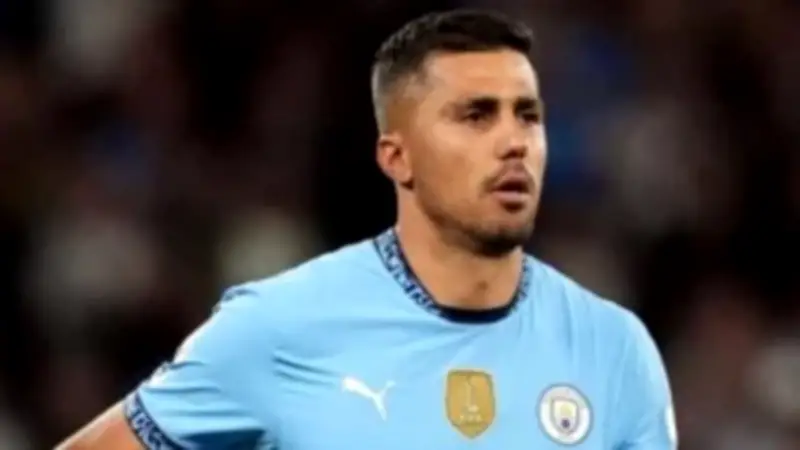 اتحاد الكرة الإنجليزي يوجه تهمة سوء السلوك لرودري لاعب مانشستر سيتي بعد انتقاداته للحكم