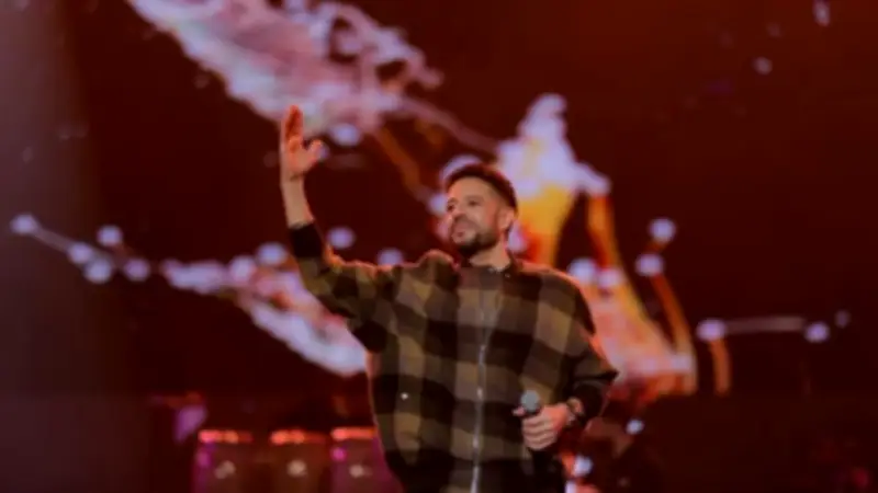 محمد حماقي يخطف الأضواء في موسم الرياض برسائل مؤثرة ويعلن موعد ألبومه الجديد