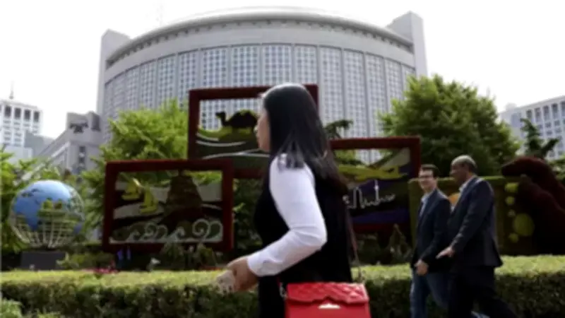 وزير الخارجية الصيني يحث فرنسا على التعاون لمنع عودة العالم إلى "قانون الغاب"