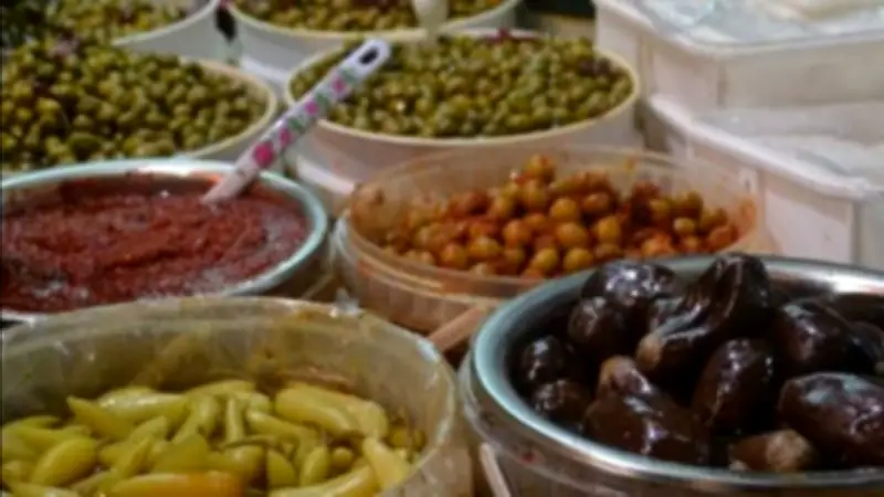 مصادرة طن مخللات فاسدة ومجهولة المصدر في الغربية قبل طرحها بالأسواق