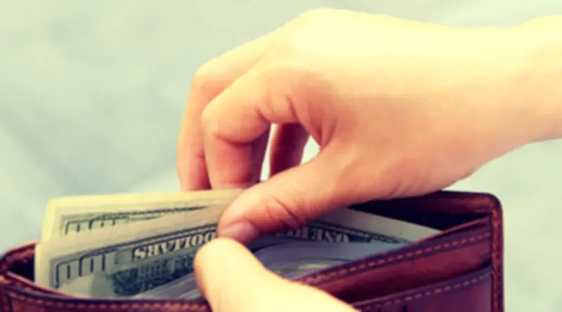 دار الإفتاء توضح حكم أداء فدية الإفطار عن الأم الفقيرة المريضة وإعطائها لها