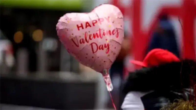 من القديس فالنتين إلى عيد الحب العالمي: قصة تحول ذكرى إعدام تاريخي إلى احتفال عالمي