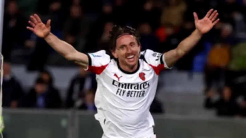 مودريتش يكتب التاريخ: ثالث أكبر هداف في الدوري الإيطالي بعمر الأربعين