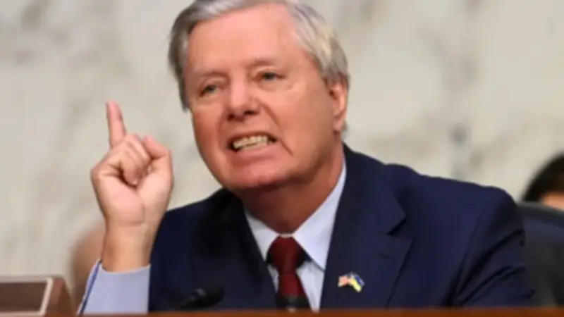 ليندسي جراهام يطالب برحيل المرشد الإيراني ويدعو ترامب لدعم الشعب الإيراني