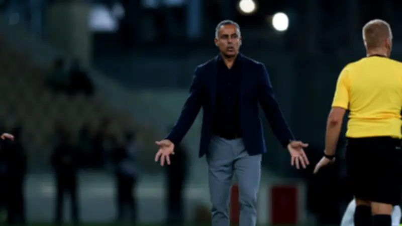 مدرب الفتح البرتغالي ينتقد التحكيم بشدة بعد خسارة صادمة أمام النصر